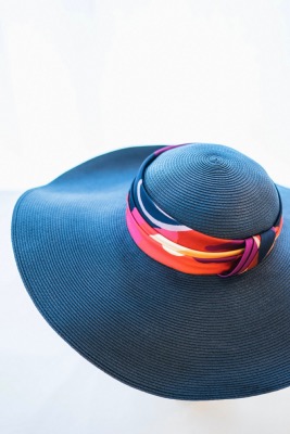 Chapeau de cérémonie en sisal et ruban de paille indigo