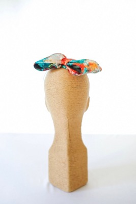Chapeau en crêpe de satin de soie imprimé