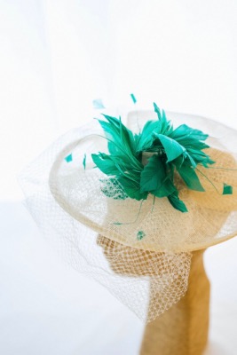 Chapeau fleur émeraude pour cérémonie