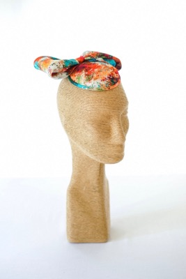Chapeau en crêpe de satin de soie imprimé