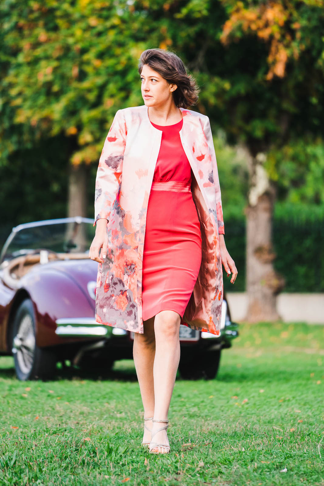 Elégant Manteau MONTANA en jacquard PURNA et robe VALENTINA crêpe fraise
