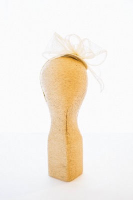 Coiffe de cérémonie champagne, plumes et sisal