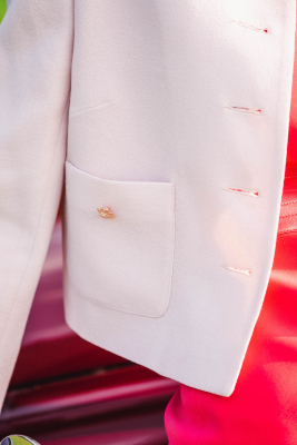 Belle veste de cérémonie IZIA, habillée à boutons bijoux et robe VALENTINA en crêpe Fez