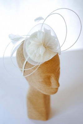 Coiffe de mariage civil ivoire et plumes de coq