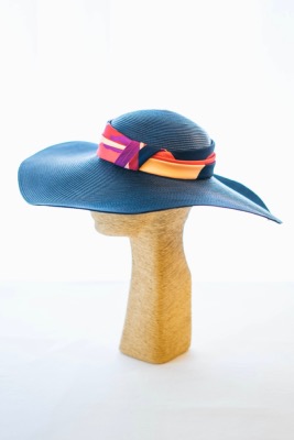 Chapeau de cérémonie en sisal et ruban de paille indigo