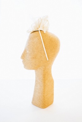 Coiffe de cérémonie champagne, plumes et sisal