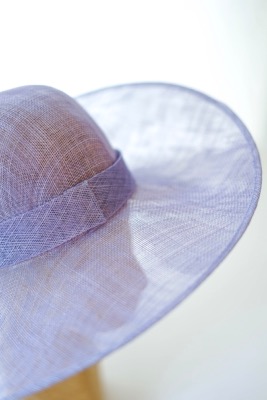 Chapeau capeline mauve pour cocktail et cérémonie
