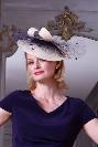 Beau chapeau Couture GRETA ivoire à voilette marine