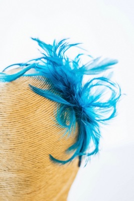 Serre-tête  en plume bleu pour cérémonie