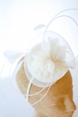Coiffe de mariage civil ivoire et plumes de coq