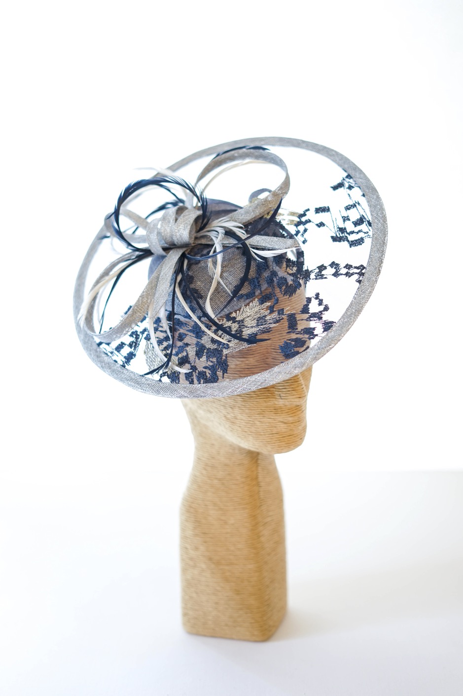 Chapeau de cérémonie en dentelle indigo