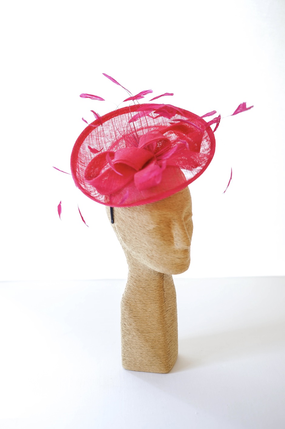 Chapeau de cérémonie magenta tendance 