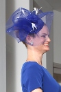 Grand chapeau de cérémonie à plumes bleu Majorelle