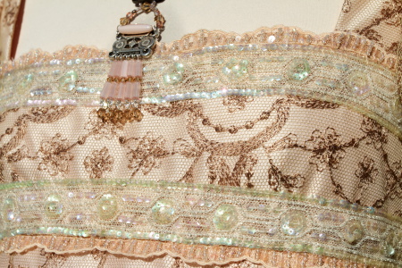 Le décolleté de la robe Le décolleté de la robe